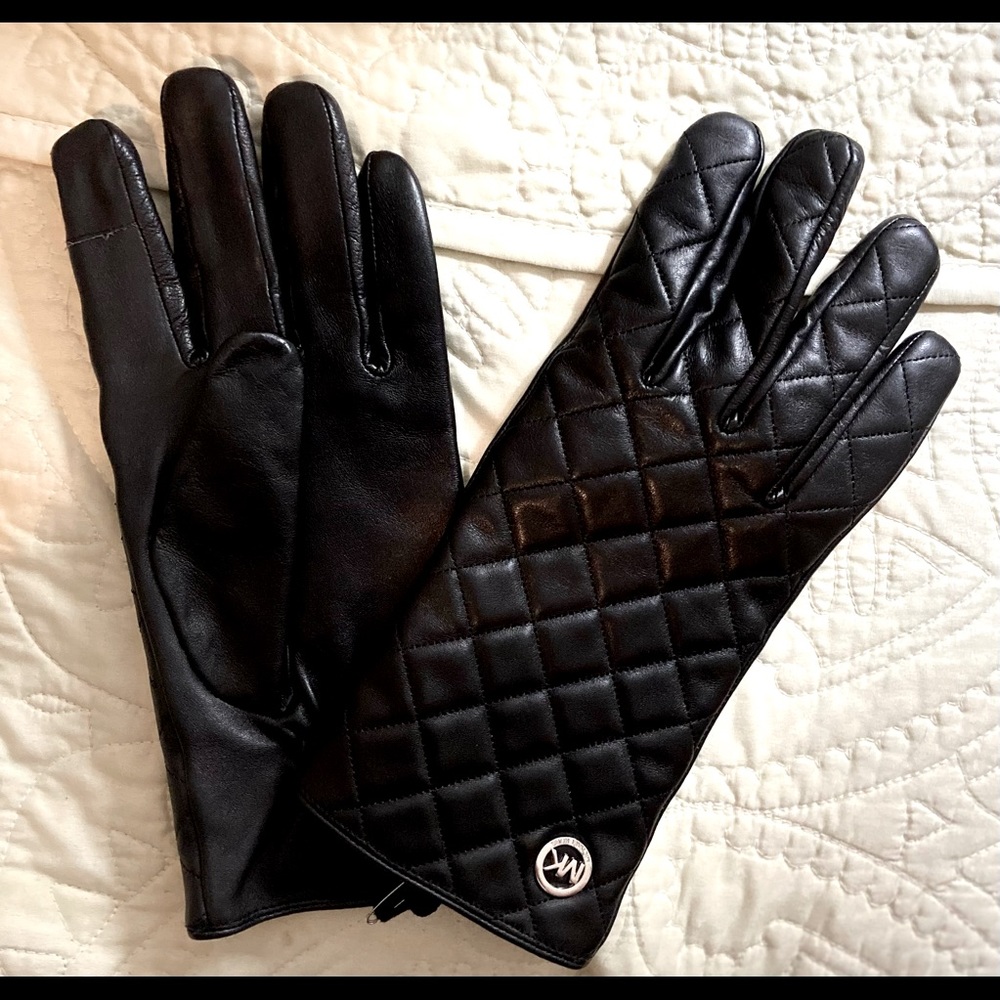 MICHAEL KORS 
Women's Leather Black Quilted Tech Gloves